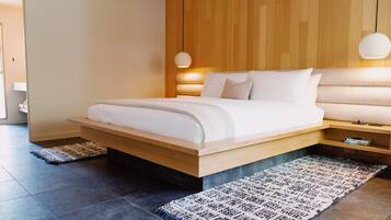 Minibar, brankas, tirai kedap cahaya, dan Wi-Fi gratis