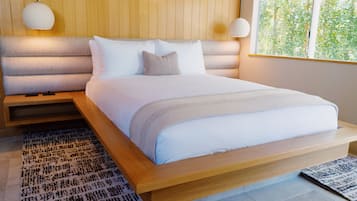 Minibar, brankas, tirai kedap cahaya, dan Wi-Fi gratis