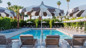 Kolam renang outdoor, dengan payung kolam renang dan kursi berjemur