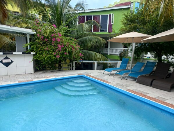 Una piscina al aire libre