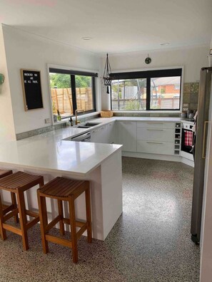 ثلاجة، ميكروويف، فرن، موقد طهي مسطح