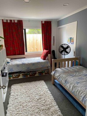 6 عدّة غرف نوم ومكت�ب وواي فاي مجانًا وملاءات أسرّة