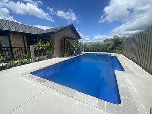 Outdoor pool - Ideal family holiday spot (Papamoa Beach)