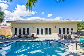 Utendørsbasseng og et oppvarmet basseng