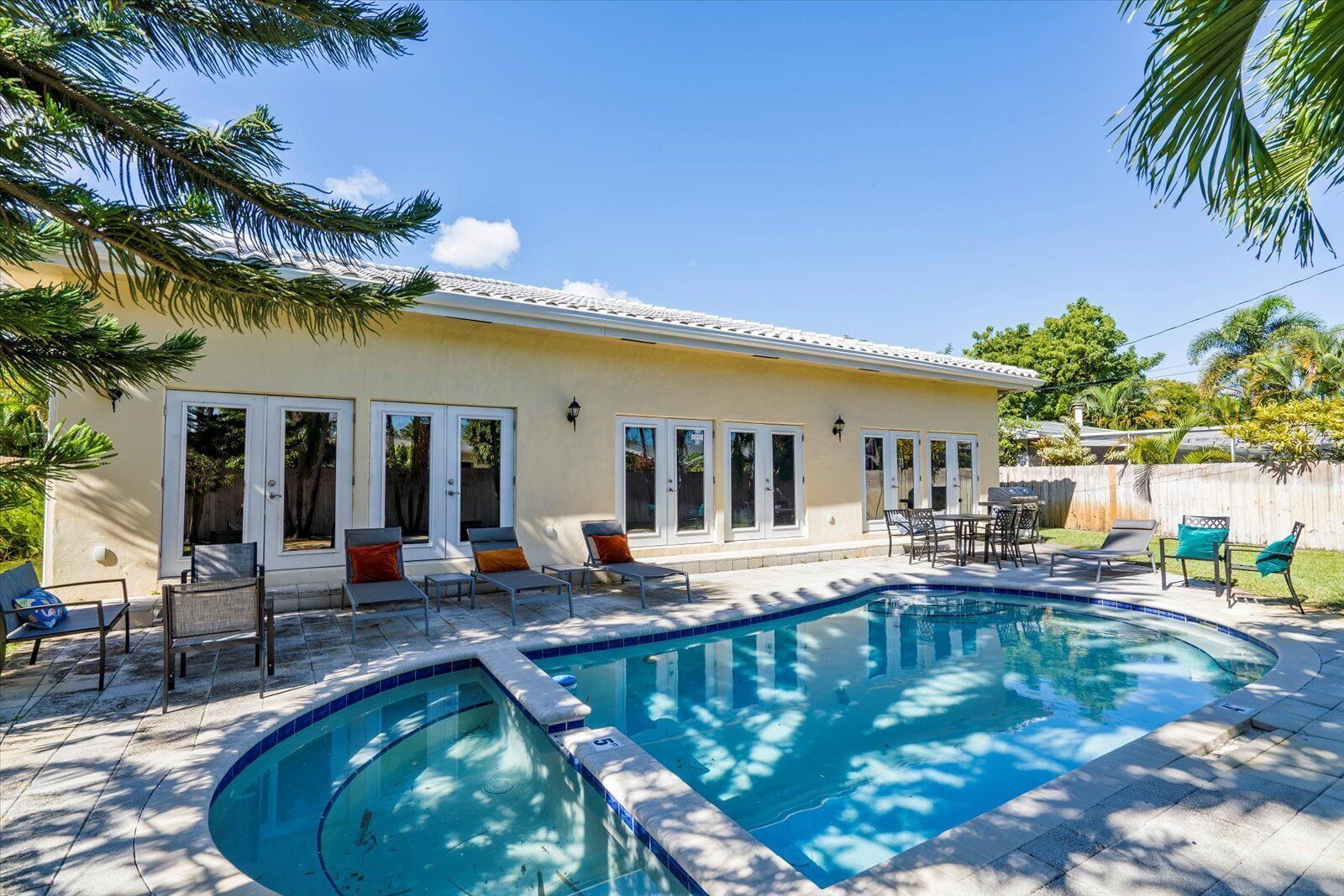 Beautiful House with the heated pool in Wilton Manors. PROMO FOR WEEKLY/MONTHLY 