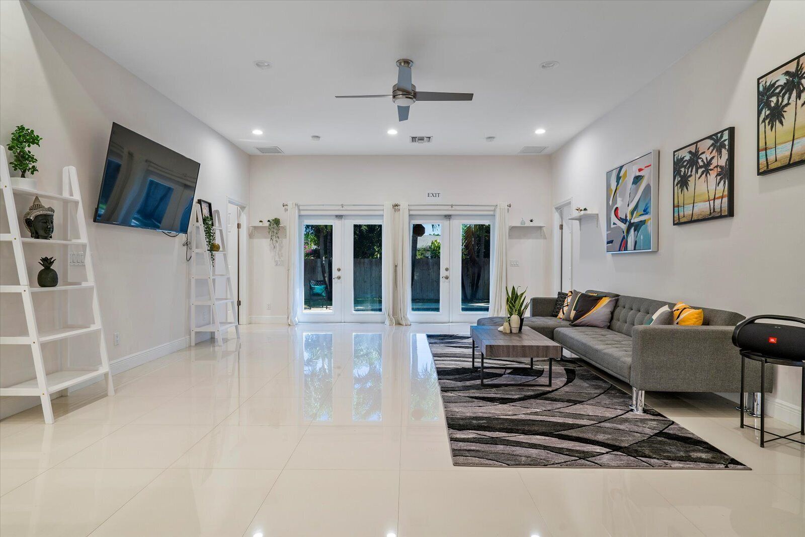 Beautiful House with the heated pool in Wilton Manors. PROMO FOR WEEKLY/MONTHLY 