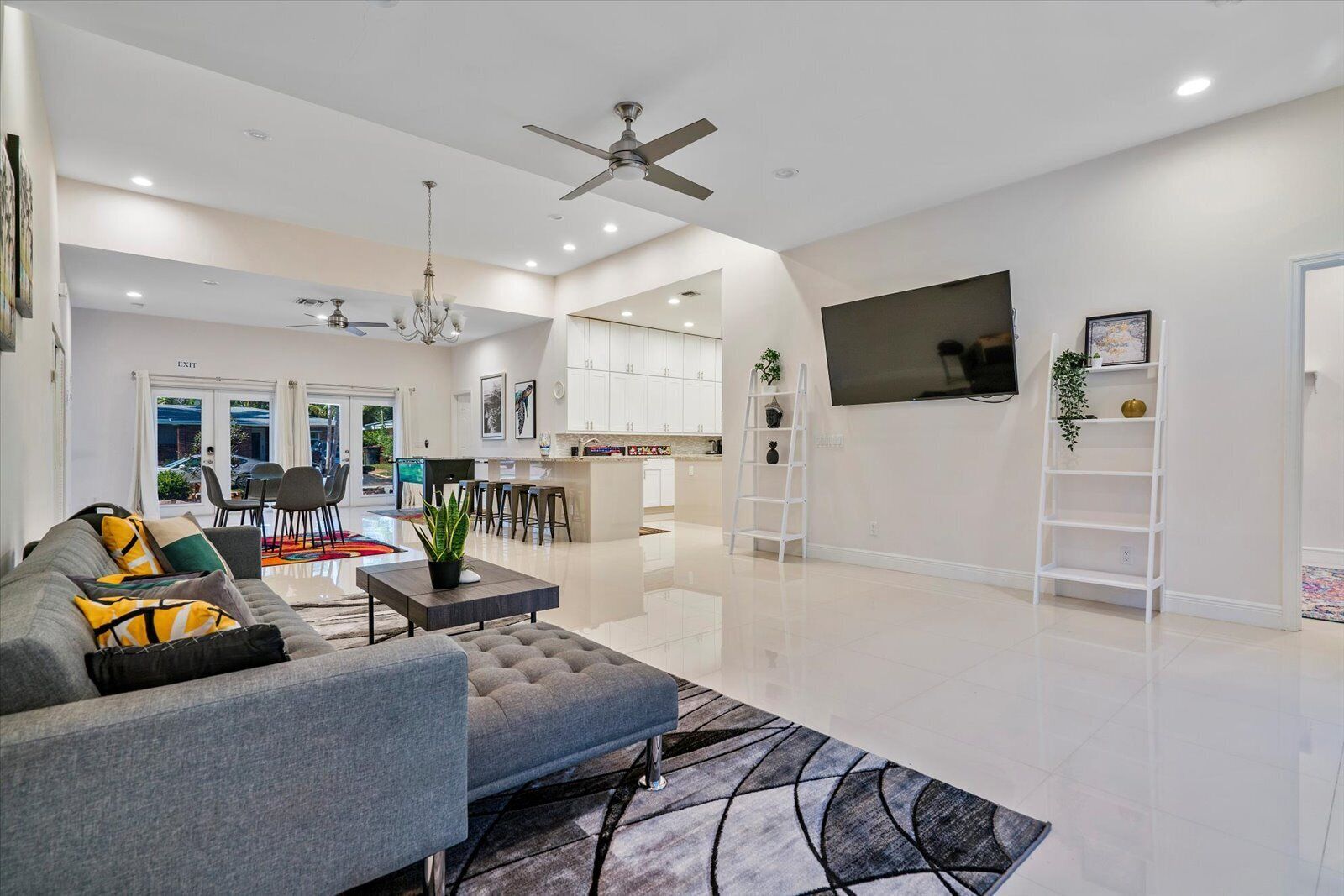 Beautiful House with the heated pool in Wilton Manors. PROMO FOR WEEKLY/MONTHLY 