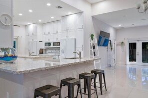 Kjøleskap, mikrobølgeovn, ovn og kokeplater