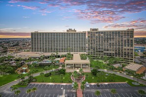 Exterior - 2 bed,2.5 bathOCEAN Front”San Luis Private Condo.. Endless Sunsets!Family-sized! (Galveston)