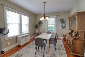 Dining - Charming Downtown Luray Getaway - 15 minutes from Shenandoah National Park (Luray)