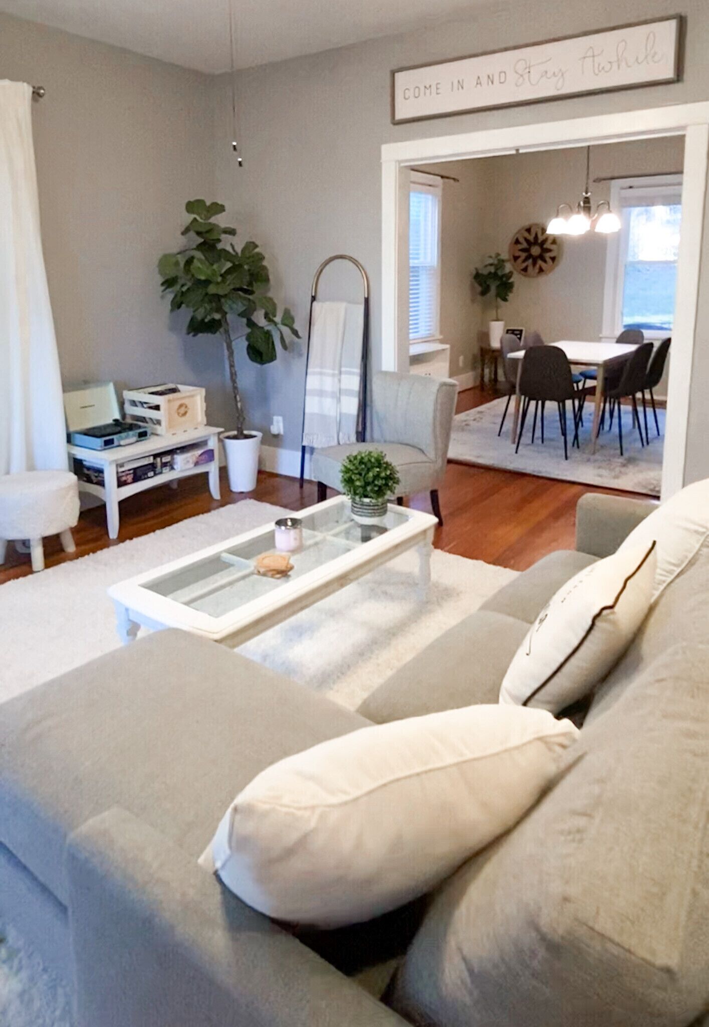 TV connectée, lecteur de DVD, livres