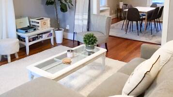 TV connectée, lecteur de DVD, livres