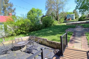 Outdoor dining - Charming Downtown Luray Getaway - 15 minutes from Shenandoah National Park (Luray)