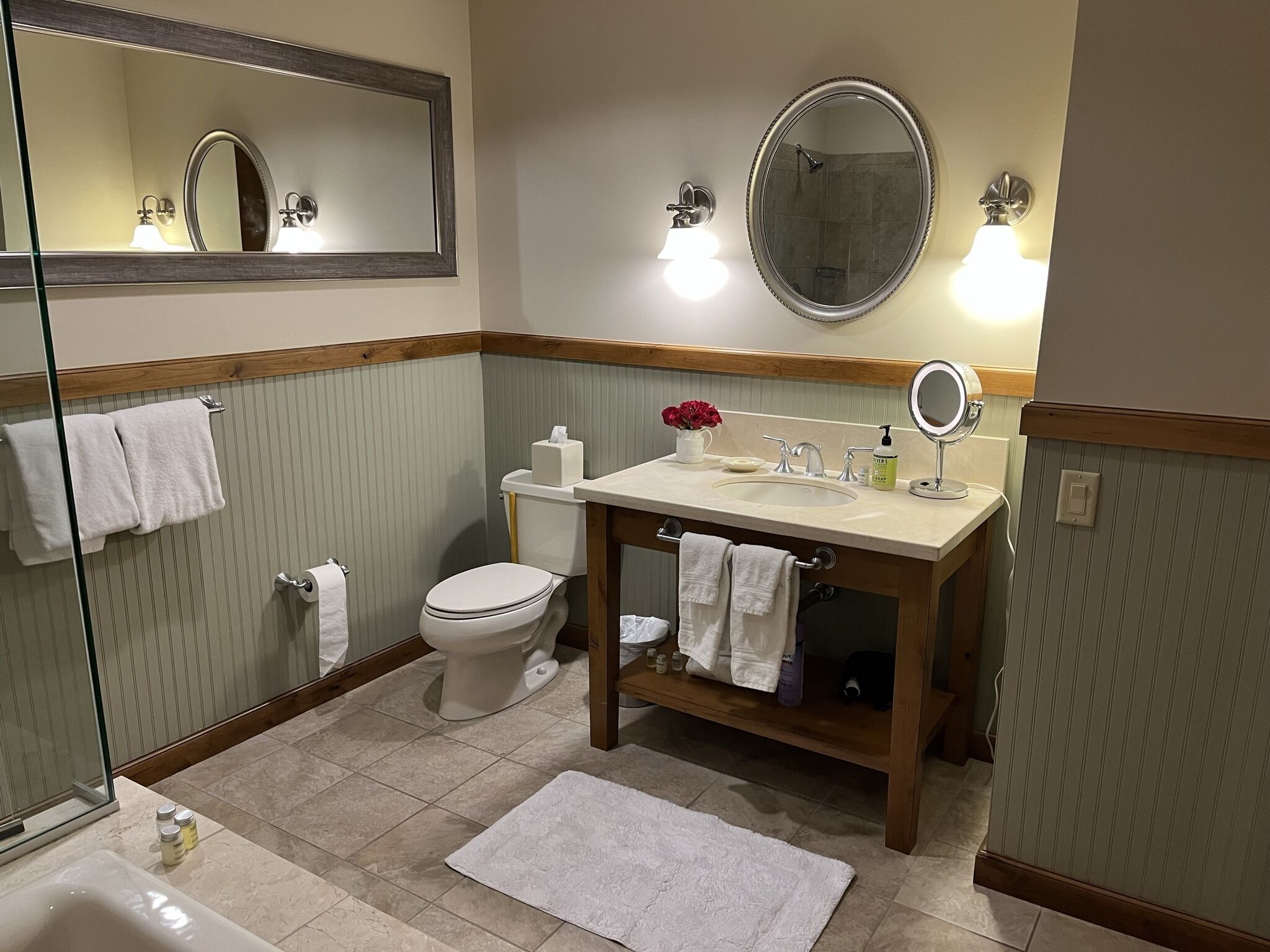 Great Location at base of Mt!  Sleeps 4. 