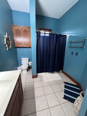 Duschwanne, Haartrockner, Handtücher