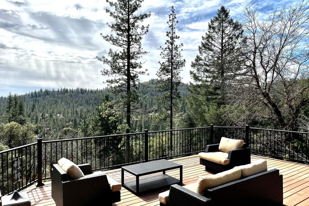 Mountain Getaway, just miles away from town!