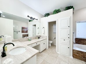 Ensemble douche/baignoire, sĂšche-cheveux, serviettes fournies, savon