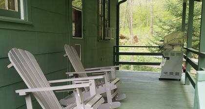 REMOTE, Cheerful Mountain Cabin with hot tub in Franklin, NC.