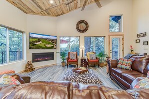 Smart TV, caminetto, videogiochi, tavolo da calcetto