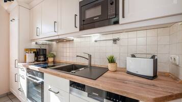 Kühlschrank, Mikrowelle, Ofen, Herdplatte
