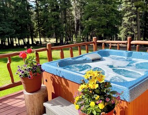 Outdoor spa tub - Gorgeous Yurt in Mountains Near Glacier National Park  (Kila)