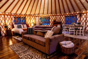 Smart TV, chimenea, tenis de mesa y libros 