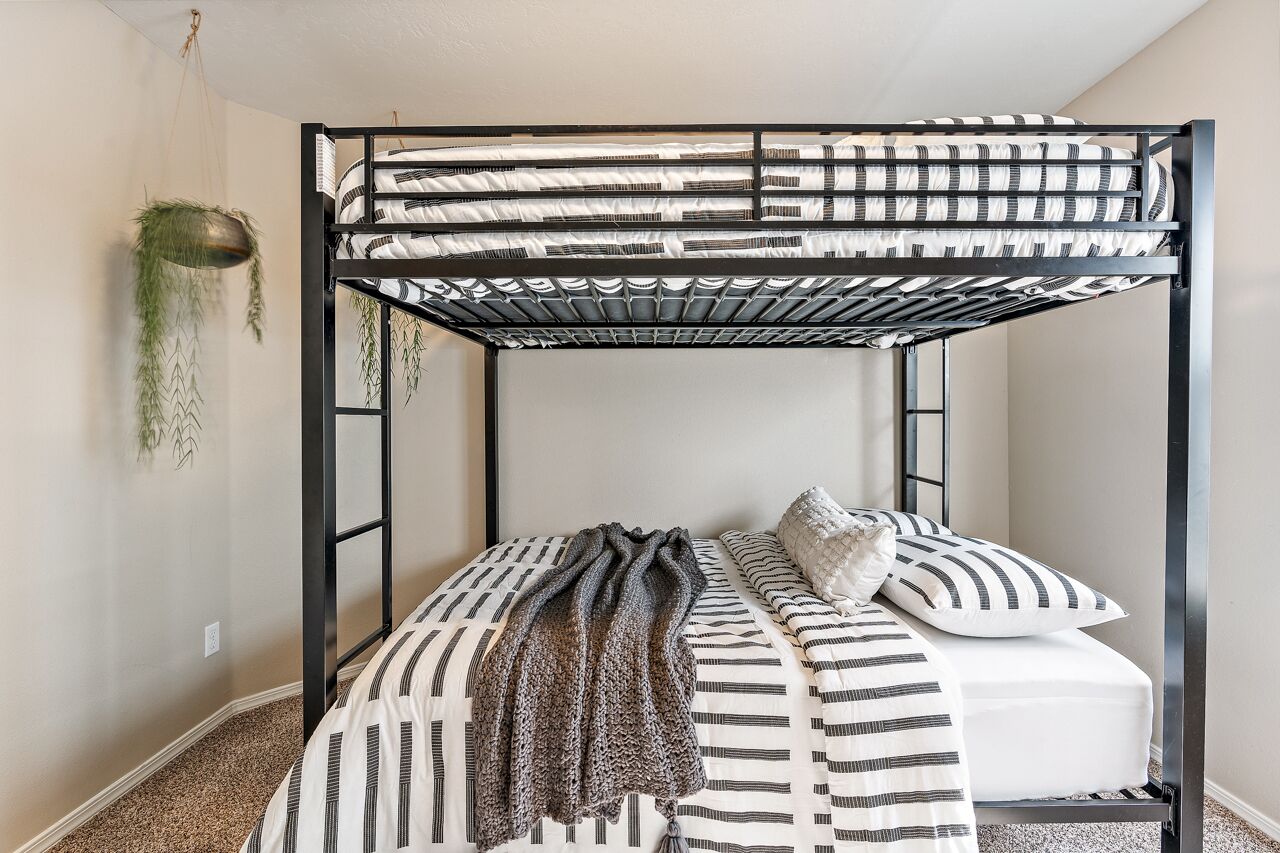 🌞 Meridian BNB - 4BR/2.5BA Huge Backyard: Near Eagle, Star, Boise, The Village