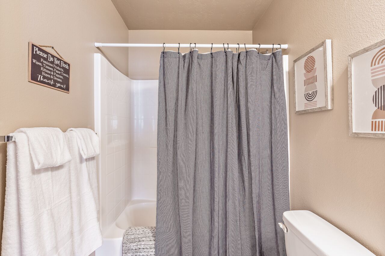 🌞 Meridian BNB - 4BR/2.5BA Huge Backyard: Near Eagle, Star, Boise, The Village