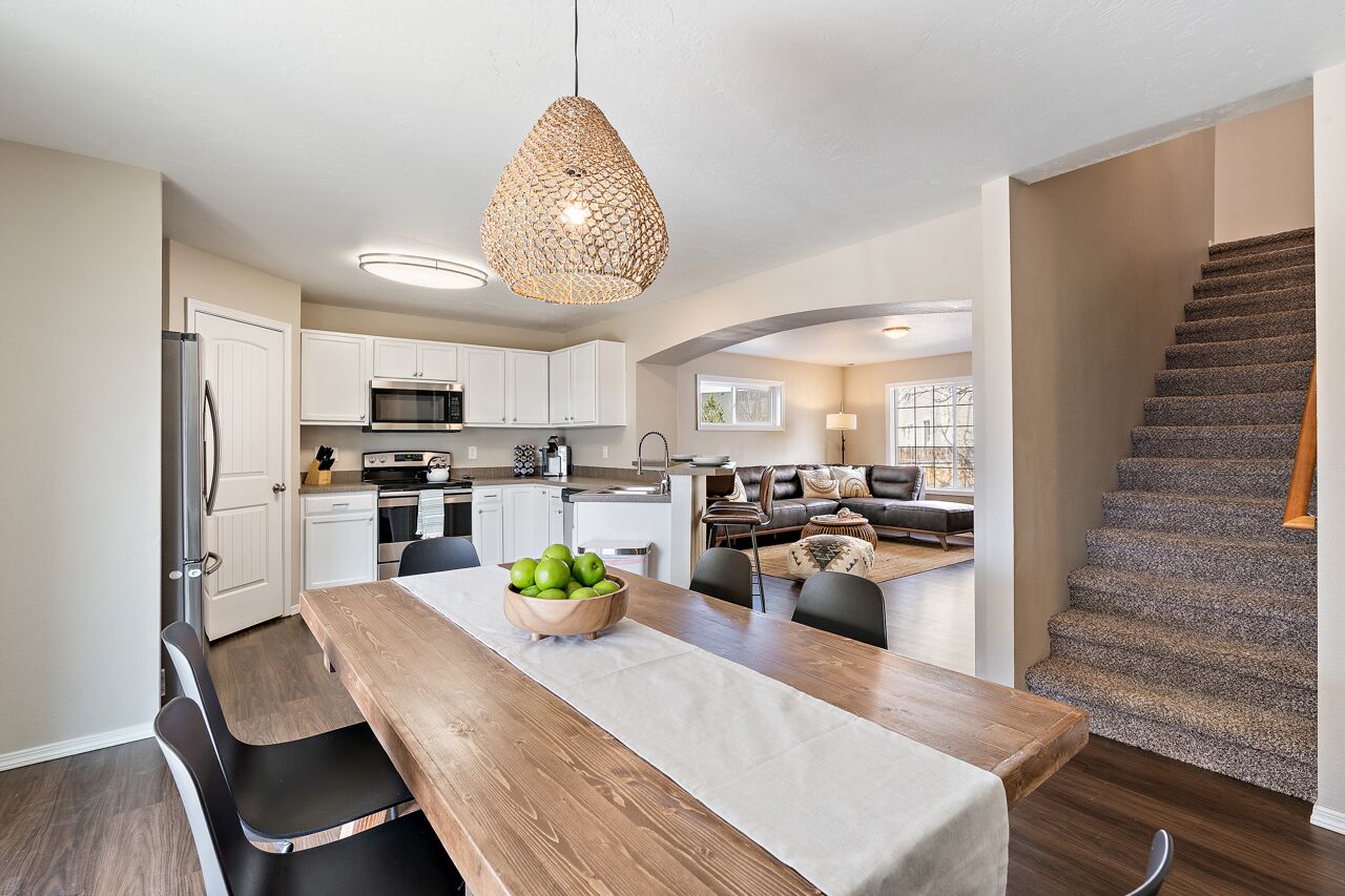 🌞 Meridian BNB - 4BR/2.5BA Huge Backyard: Near Eagle, Star, Boise, The Village