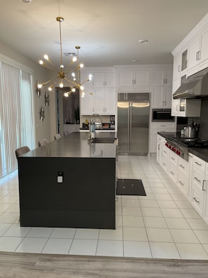 Fridge, microwave, oven, stovetop - Modern executive 4 bedroom home with bonus room(gym) and loft in the Heart of OC (Irvine)
