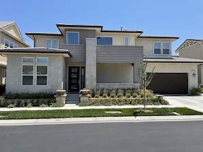 Exterior - Modern executive 4 bedroom home with bonus room(gym) and loft in the Heart of OC (Irvine)