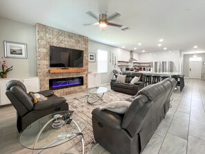 スマートテレビ、暖炉、テレビゲーム、テーブルサッカー台