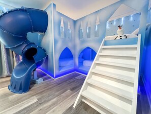 9 室のベッドルーム、デスク、アイロン / アイロン台、WiFi (無料)