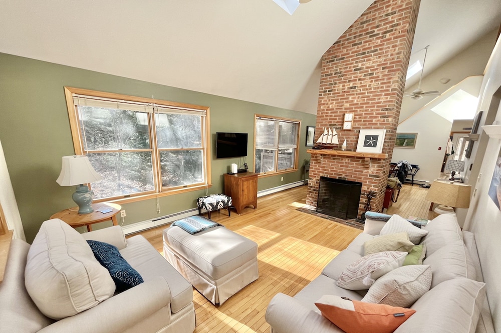 SPACIOUS & BRIGHTS - Walk to Town -Availability for Oysterfest - Ping Pong