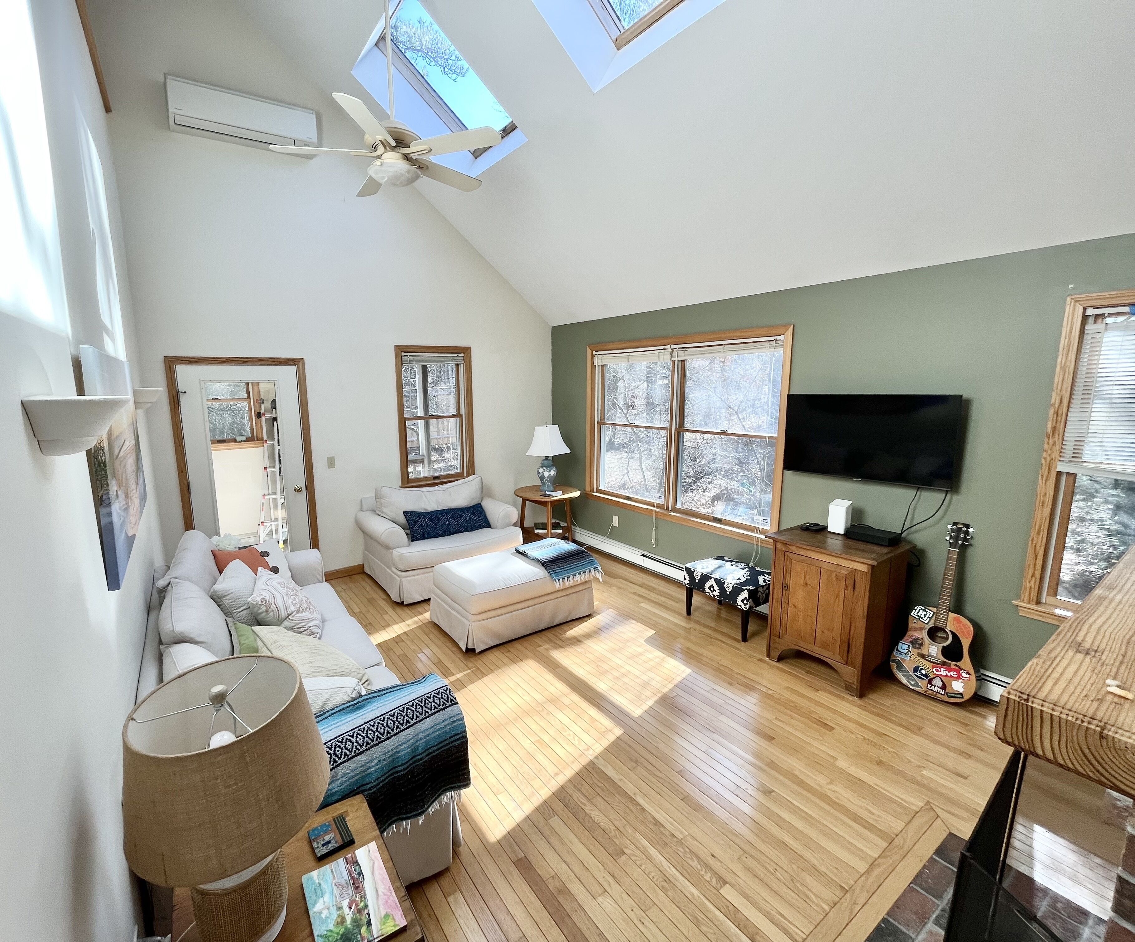 SPACIOUS & BRIGHTS - Walk to Town -Availability for Oysterfest - Ping Pong