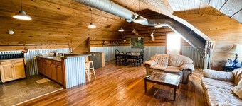 Quiet Crystal Creek Ranch Bunkhouse with large private pond
