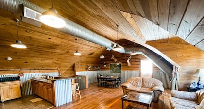 Quiet Crystal Creek Ranch Bunkhouse with large private pond
