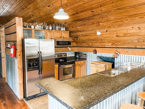 Quiet Crystal Creek Ranch Bunkhouse with large private pond