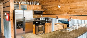 Quiet Crystal Creek Ranch Bunkhouse with large private pond