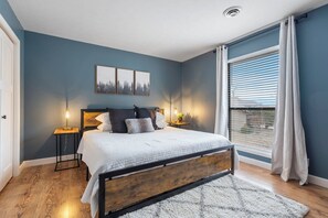 2 soverom, blendingsgardiner, strykejern/-brett og reiseseng for barn