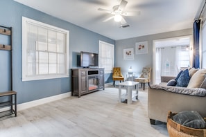 Living area - Spacious 2 BR Fully Equipped Near Downtown/Galveston (Pasadena)