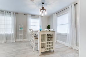 Dining - Spacious 2 BR Fully Equipped Near Downtown/Galveston (Pasadena)