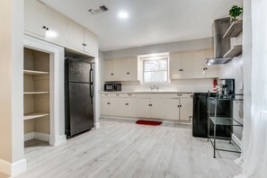 Private kitchen - Spacious 2 BR Fully Equipped Near Downtown/Galveston (Pasadena)