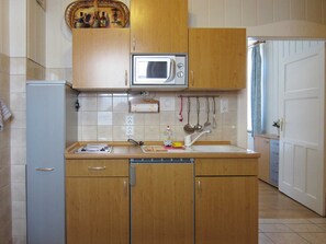 Een koelkast, een microgolfoven, een kookplaat