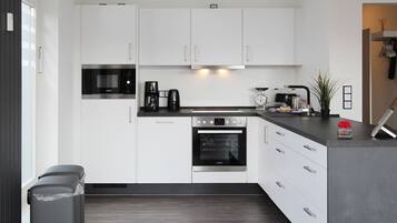 Frigorifero, microonde, forno, piano cottura