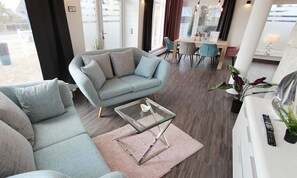 Unclassified image, 3 of 23, button