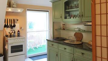 Kühlschrank, Ofen, Herdplatte, Wasserkocher mit Kaffee-/Teezubehör