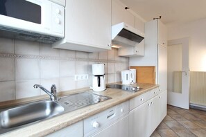 Kühlschrank, Mikrowelle, Herdplatte, Geschirrspüler