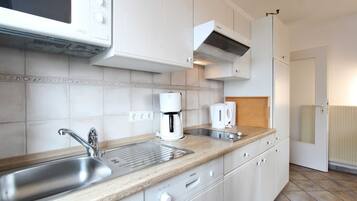 Kjøleskap, mikrobølgeovn, kokeplater og oppvaskmaskin