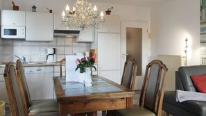 Réfrigérateur, micro-ondes, plaque de cuisson, lave-vaisselle